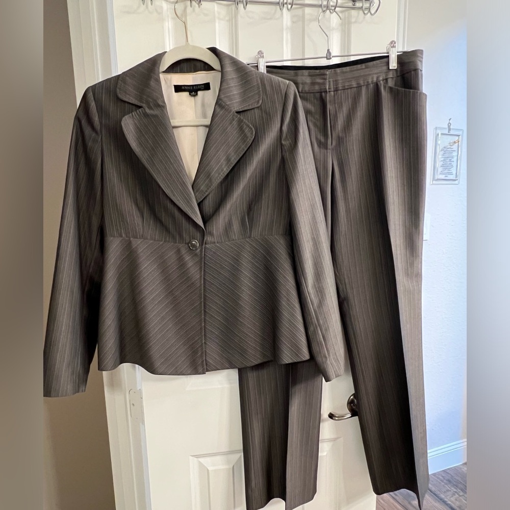 Anne Klein Woman’s fully lines suit
